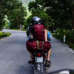 Osprey Farpoint Fairview Travel Daypack 15l mestsky batoh s kapsou na notebook zircon red5