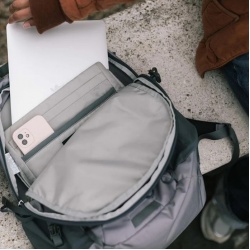 Osprey Axis 24l mestsky batoh s kapsou na notebook soundwave 11