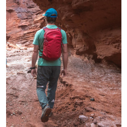 Osprey Daylite 13l mestsky batoh s kapsou na tablet cosmic red3